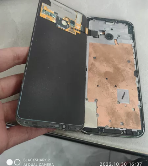 黑鲨2，玩着玩着卡顿然后不开机充电没反应，...