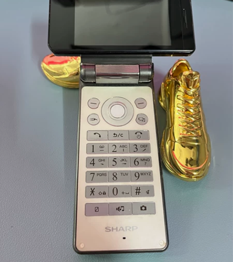 夏普翻盖手机，独特横屏旋转设计，外观9新功...