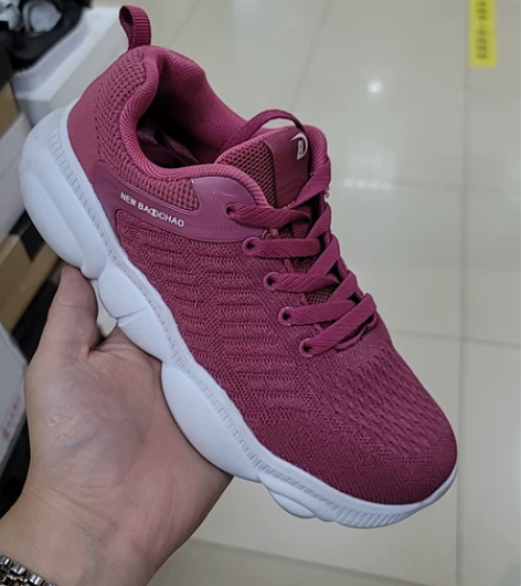 全新女士休闲运动鞋,超轻底,只有一双36码...