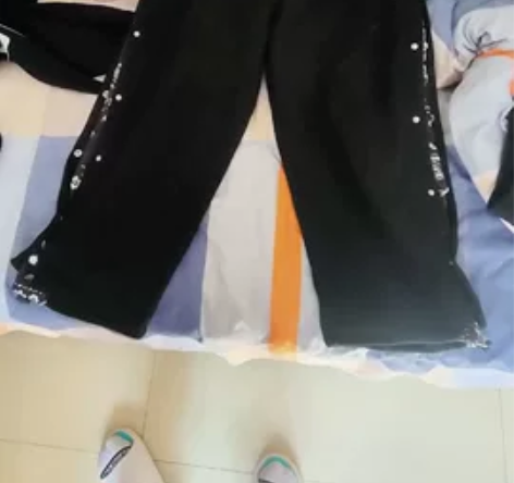 加绒排扣卫裤九成新 没怎么穿过 感兴趣的话...