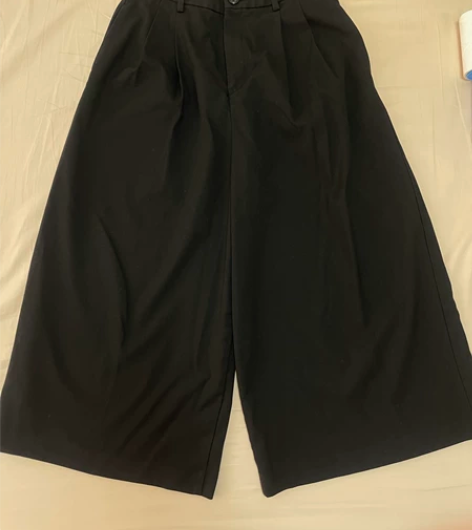 优衣库，黑色阔腿裤，购于美国。恰好露出袜子...