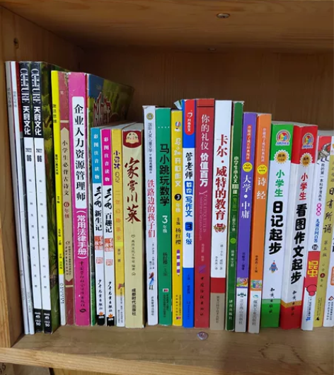 各类书籍，喜欢哪本和我私聊，需要邮寄的自出...