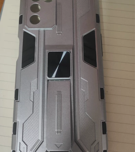 出两个realme q3s的手机壳,因为买...