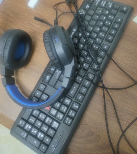 出一套，惠普耳机，键盘不知道杂牌 感兴趣的...