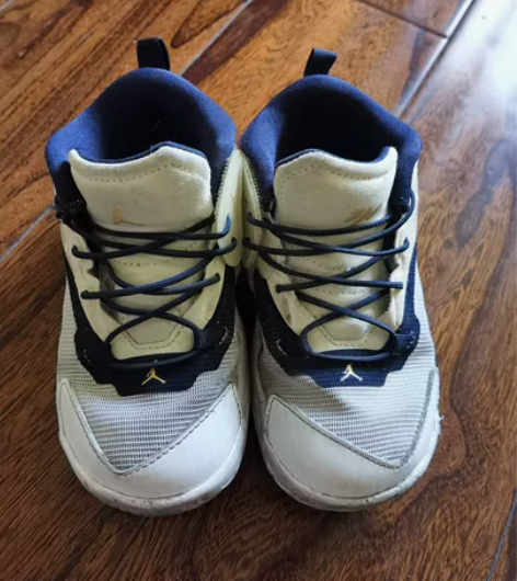 乔丹Jordan 篮球鞋儿童，购于蓝港，内...