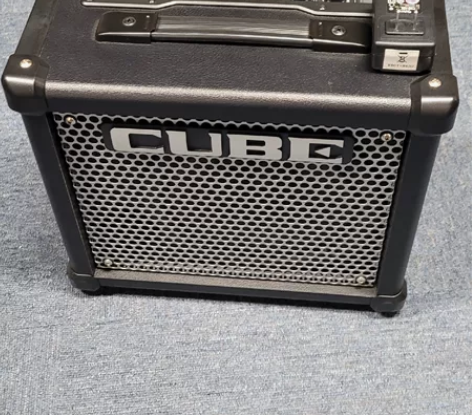罗兰CUBE-10GX音箱。因为有把雅马哈...