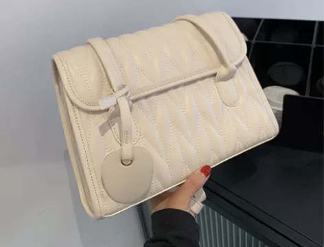 天彩翼飞 女士包， 感兴趣的话点“我想要”...