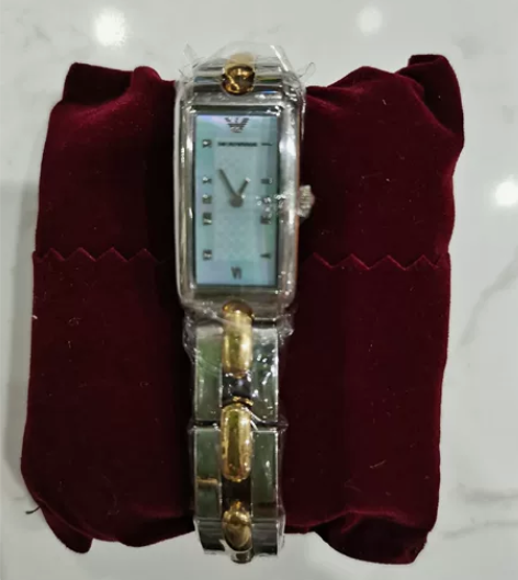 全新正品阿玛尼女款石英手表，表膜完整未拆封...