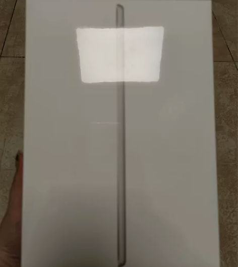 IPAD 全新 第九代 64G 客户送的礼...