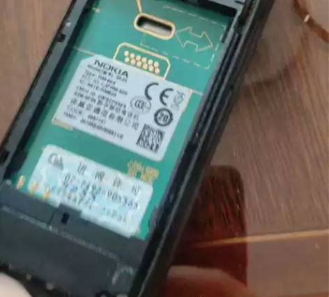 诺基亚5233。电池坏了。换上电池就能开机...