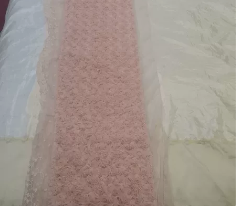 围巾一条。品牌肯定不是大牌。 但很柔软，东...