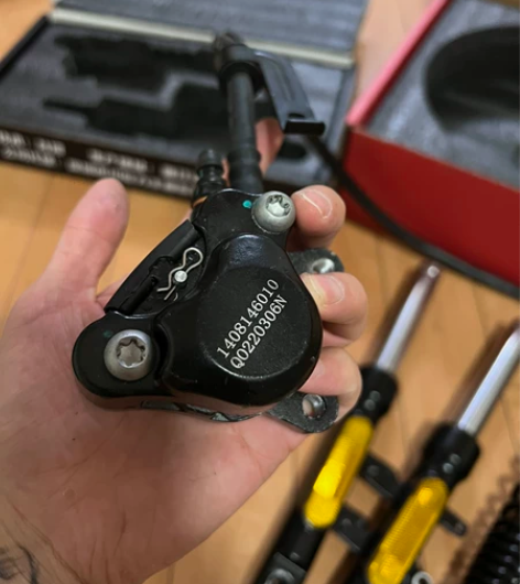 九号电动车 c90原车拆车件【前卡钳油管】...