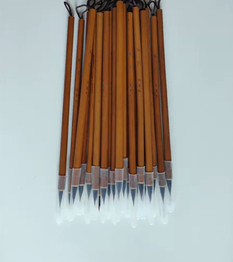 出峰1.9厘米，口径0.5厘米，笔柱为狼毫...