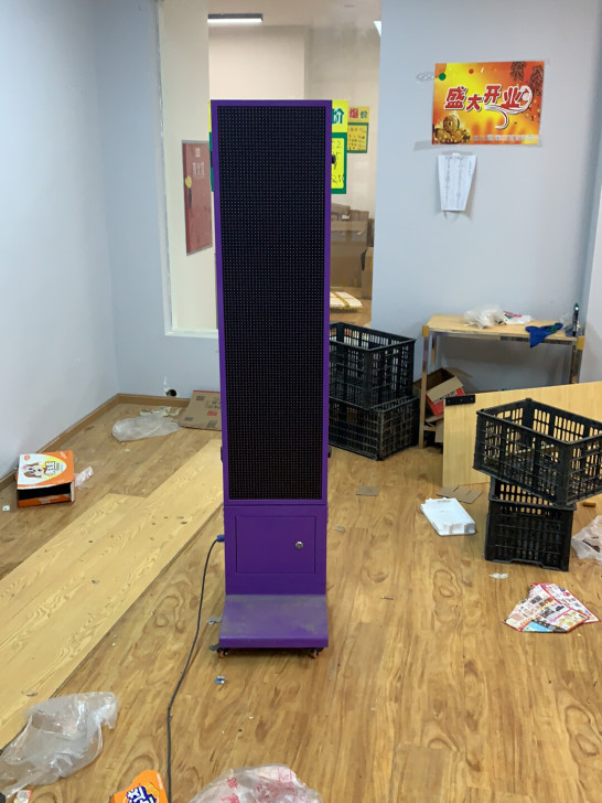 LED显示屏，长约1.8米，宽约0.4米，...