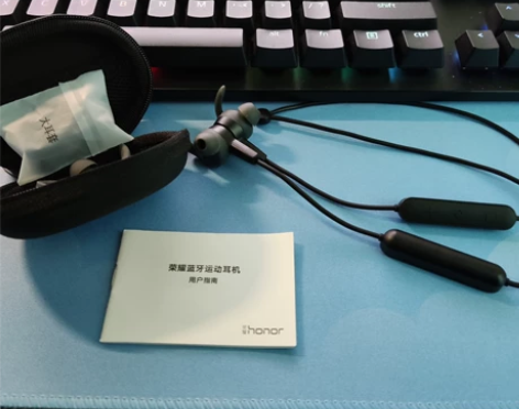 华为荣耀挂脖无线耳机。原包东西都在。售出不...