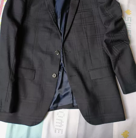 男休闲黑色单西，两粒扣，后中开衩，70%羊...