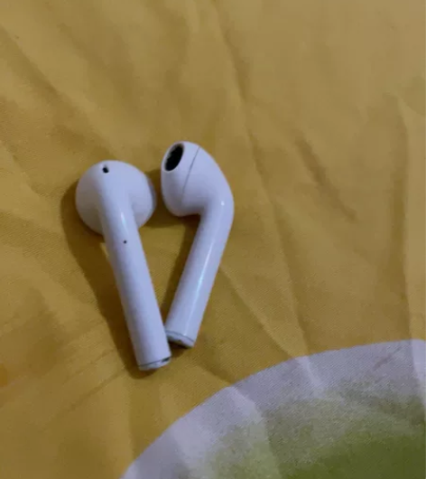 坐网约车把耳机壳扔车上了，找师傅给我他说没...