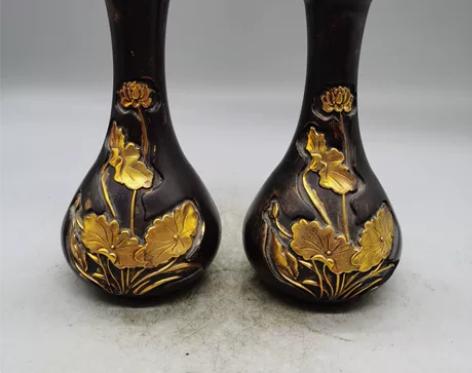 古玩铜器收藏，精致黄铜摆件鎏金荷花花瓶，形...