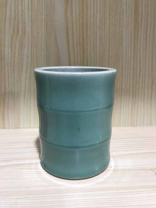 清代豆青釉笔筒做工精致，釉面匀净老气。