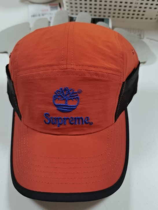 添泊岚与SUPREME联名款