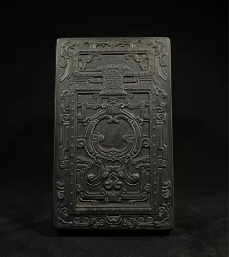 正宗府上有龙松花石盒三体套砚，重约1445...