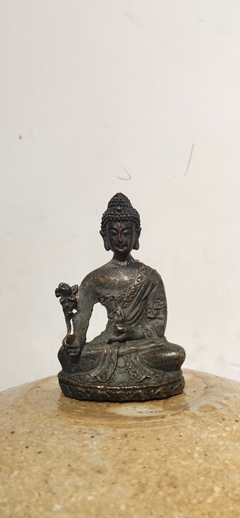 一线收货铜佛像一尊，实心的，品相如图！二手...