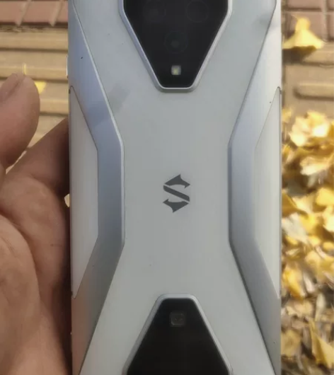 黑鲨3  8+128   九成新 功能正常...