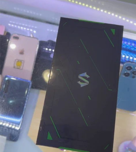 黑鲨4s、12+256、黑色、一直带壳使用...