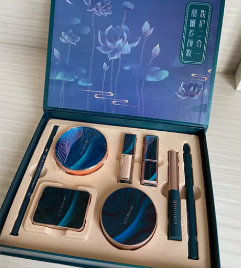 开了两年的美妆店倒闭！清库存！剩了了2套花...