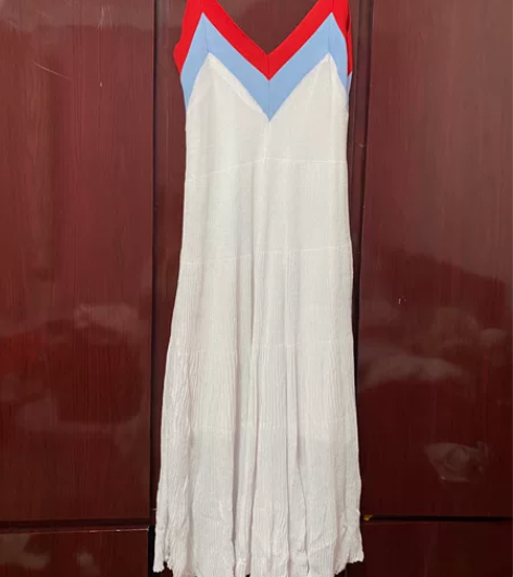 本人经营服装店铺到期，现在有一些衣服低价出...