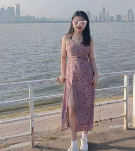 韩版收腰显瘦吊带连衣裙 有胸垫！ (叠起来...