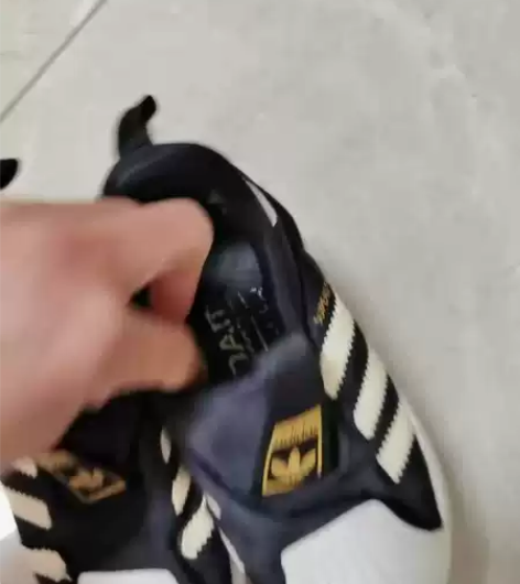 阿迪达斯运动鞋小瑕疵 感兴趣的话点“我想要...