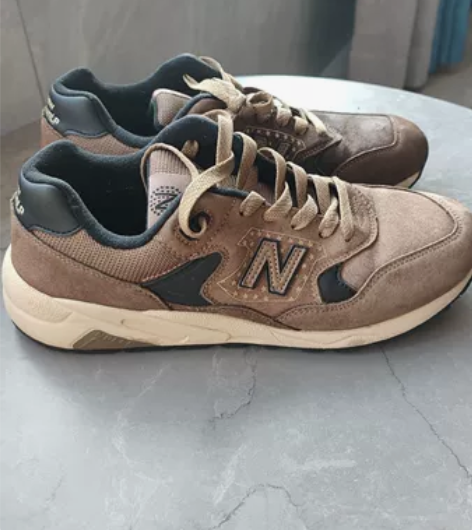 新百伦运动鞋 休闲鞋 跑鞋42码 俩鞋有色...