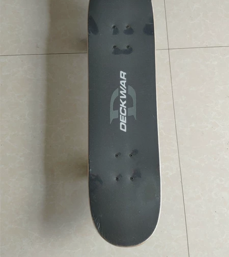 品牌型号。DEcKWAR滑板。三彩动作款，...