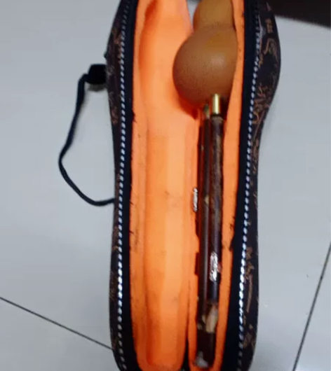 葫芦丝一个，便宜卖。小孩培训班用过，现搁着...