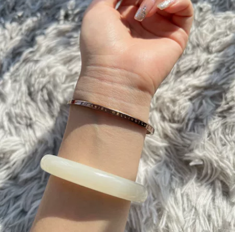 前任送的dw一套手镯和手表，手表的表盘玻璃...