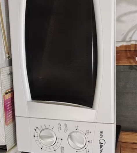 2：美的，美的微波炉，品牌型号MM721A...