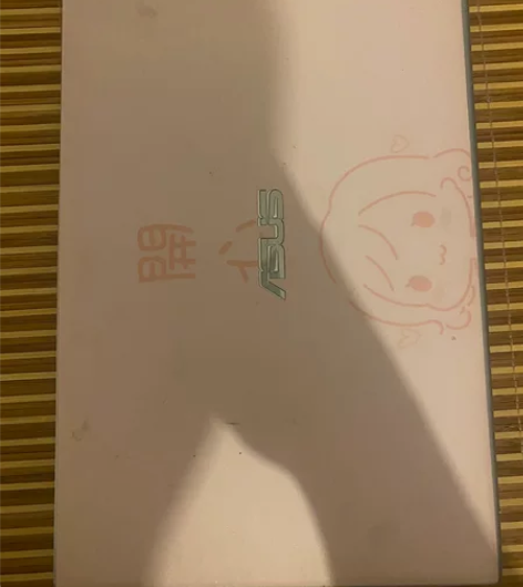 华硕笔记本，女朋友去年买的，花了三千，配置...