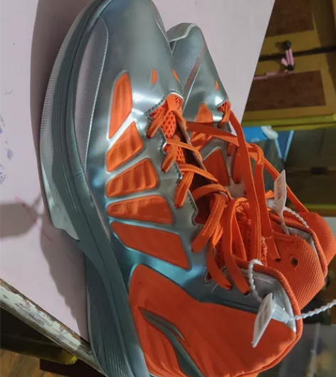 李宁追击 实战篮球鞋 内长270 43码。...