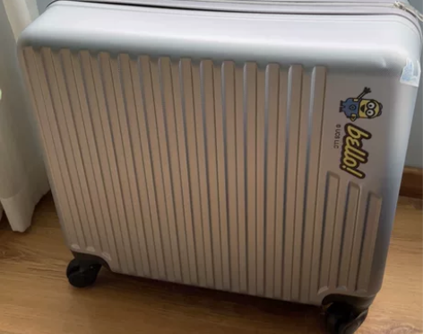 18寸拉杆箱 小黄人 信用卡送的 运输角上...