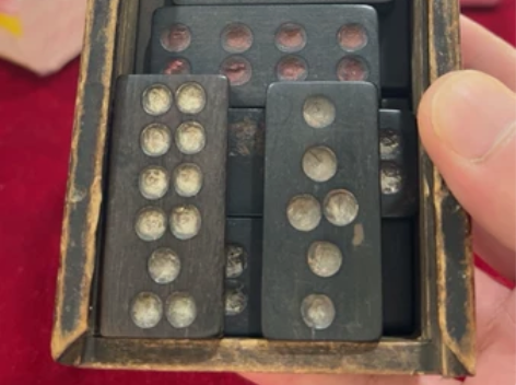 老物件乌木牌九,32张正正好好,经历了历史...