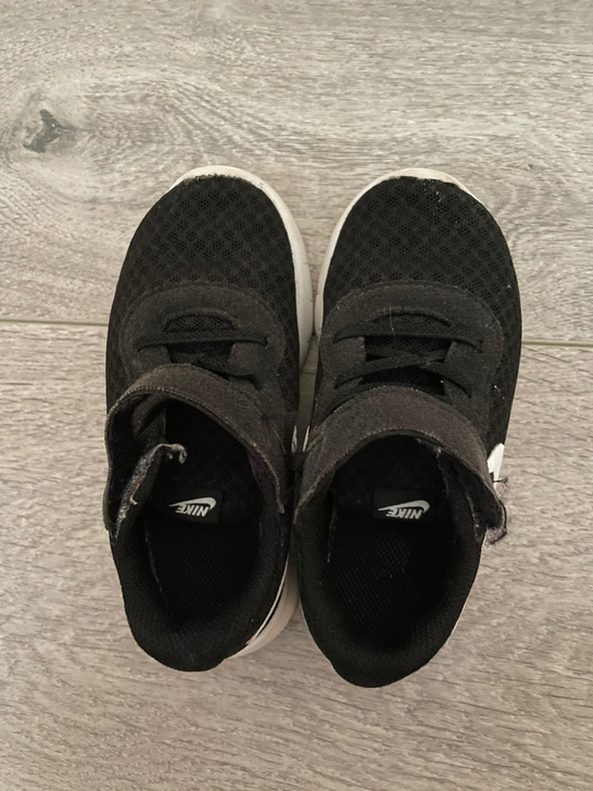 nike专卖店购入，运动鞋，150码，我只...