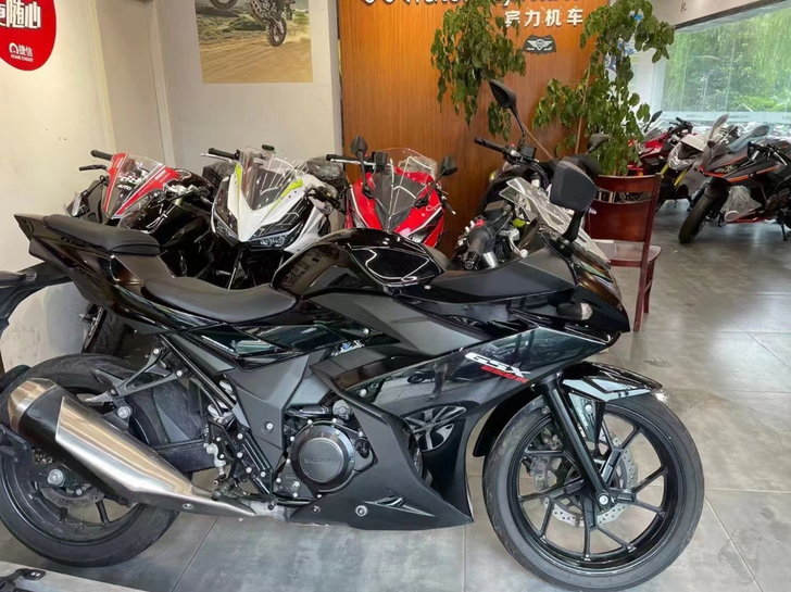 摩托车。到店 19年铃木GSX250  准...