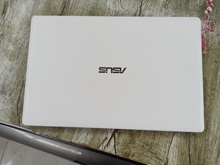 华硕15寸 i5 8G固态独显2G