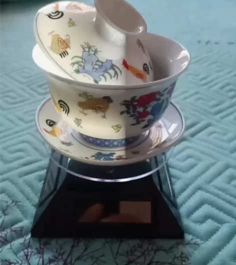 景德镇（鸡）吉祥三才盖碗。高约8~9cm，...