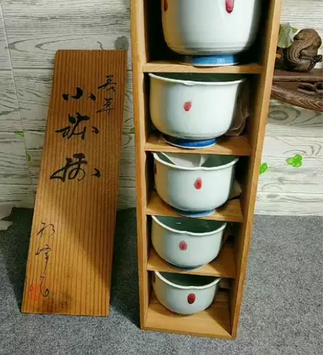 日本回流青花降红花口茶碗 带原盒 底部青花...