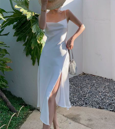 法式气质缎面荡领性感吊带白色连衣裙女夏三亚...