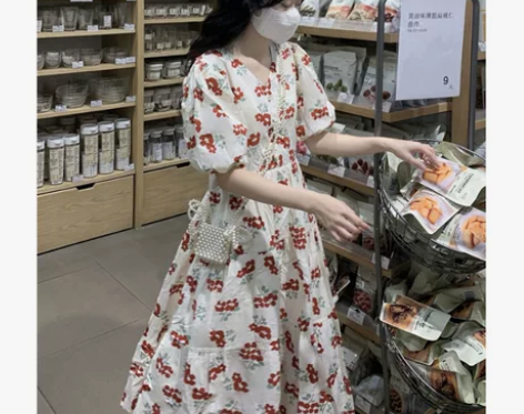 碎花连衣裙女夏季2022新款复古法式收腰显...