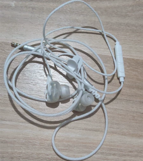 兰士顿耳机，买了两星期左右，盒子我扔掉了，...