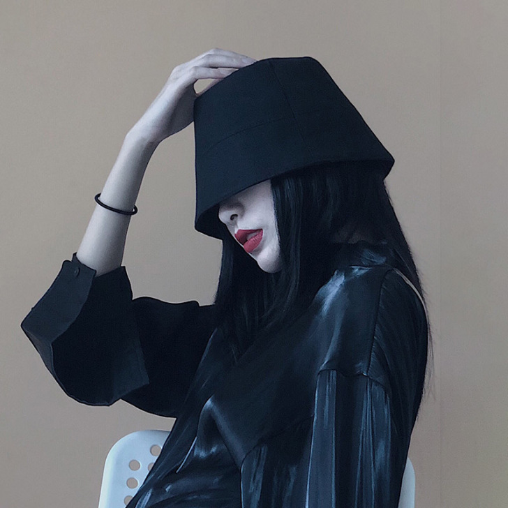 画蔻 帽子，一黑一咖，价格一样。98新。